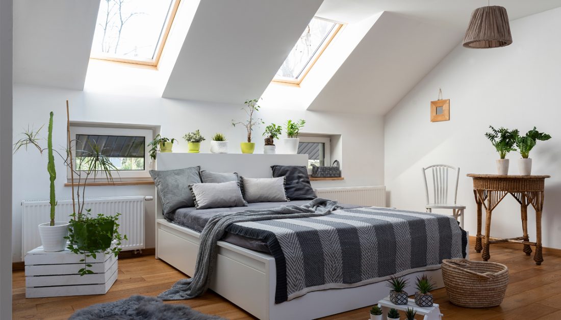 Idee für ein Schlafzimmer im Dach jugendlich eingerichtet - Beispiel mit weißen Stauraumbett - dekorierter Rattantisch & Stuhl - Korblampen & Fellteppich
