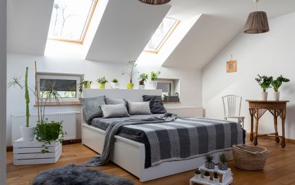 Idee für ein Schlafzimmer im Dach jugendlich eingerichtet – Beispiel mit weißen Stauraumbett –...