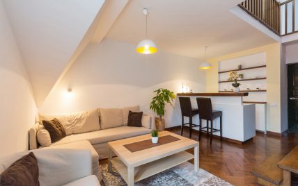 Kleines Appartement oder Ferienwohnung unter dem Dach – Idee mit beigen Ecksofa & Beistelltisch �...