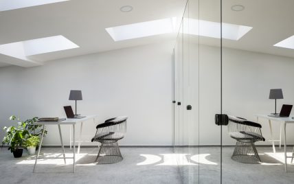 Minimalistisches modernes Arbeitszimmer zu Hause – Einrichtungsidee mit Schreibtisch & Designstuhl...