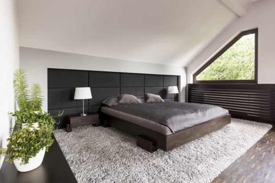 Gestaltungsidee – Modernes Gästezimmer oder Schlafzimmer minimalistisch eingerichtet im Dach – ...