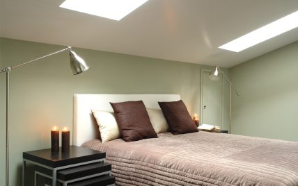 Gestaltungsidee für ein modernes Gästezimmer im Dachgeschoss – Beispiel mit Bett unter der Dachs...