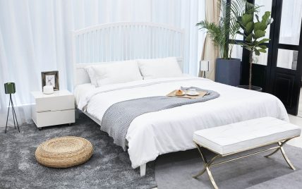 Wohnidee für ein modernes Schlafzimmer mit Schlafzimmerdeko – Großes Metallbett mit weißer Bett...