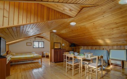 Rustikale Ferienwohnung Idee im Dach – Beispiel für ein Dachappartement mit Holzverkleidung – E...