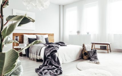Beispiel für die Einrichtung des Schlafzimmers im Skandinavischen Stil – Idee mit Holzbett  Metal...