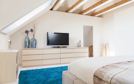 Einrichtungsbeispiel für ein modernes Schlafzimmer im Dachgeschoss – Idee für die Ferienwohnung ...