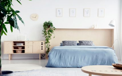 Wohnidee – Schlafzimmer im Skandinavischen Stil mit Dekoration – Futonbett mit Holzwand – Holz...