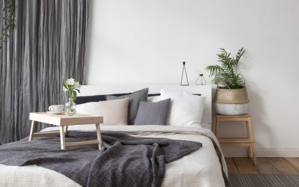 Gemütliche Schlafzimmer Idee – Beispiel mit weißen Bett & vielen Kissen & Decken – kleine Leit...