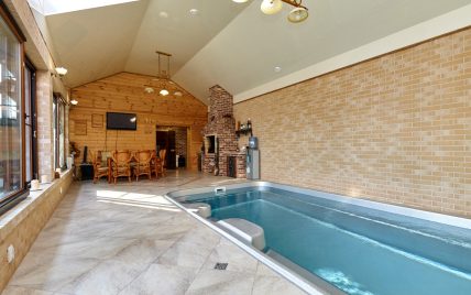 Wohnidee – Kleines Landhaus Schwimmbad zu Hause unter der Dachschräge – Beispiel mit Einbaupool...