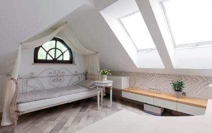 Teenager Zimmer für Mädchen im Dach – Beispiel mit Metallbett unter der Dachschräge – Lowboar...