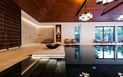 Villa mit luxuriösen Poolbereich – Einrichtungsidee mit Liegen am Pool – Sofa & Polsterhocker �...