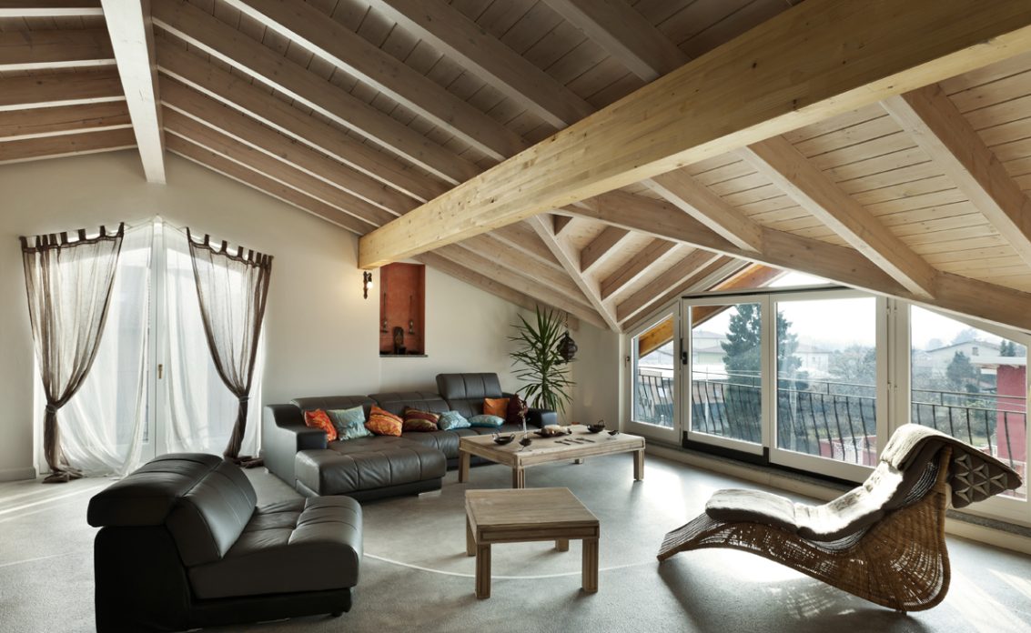 Rustikale Wohnzimmer Idee unter der Dachschräge – Beispiel mit Ledersofa & Ledersessl – Relaxse...
