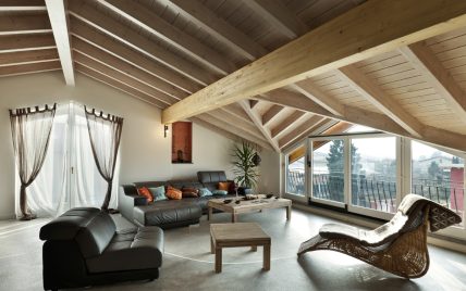 Rustikale Wohnzimmer Idee unter der Dachschräge – Beispiel mit Ledersofa & Ledersessl – Relaxse...