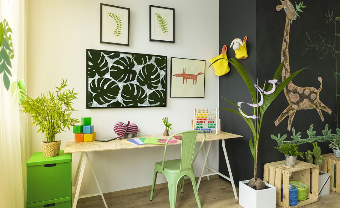 Dschungel Feeling im Kinderzimmer – Idee für das Kinderzimmer mit Schreibtisch & Stuhl – Dekora...