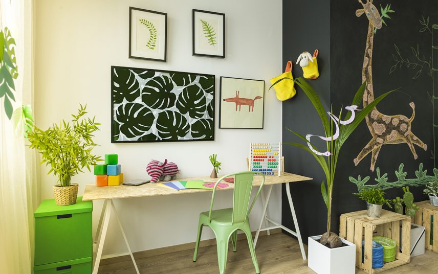 Dschungel Feeling im Kinderzimmer – Idee für das Kinderzimmer mit Schreibtisch & Stuhl – Dekoration mit Pflanzen & Bildern