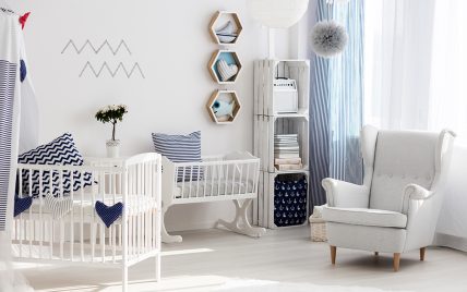 Neutrales Babyzimmer hell eingerichtet als Wohnidee – Beispiel mit weißen Babybett  Babywiege & O...