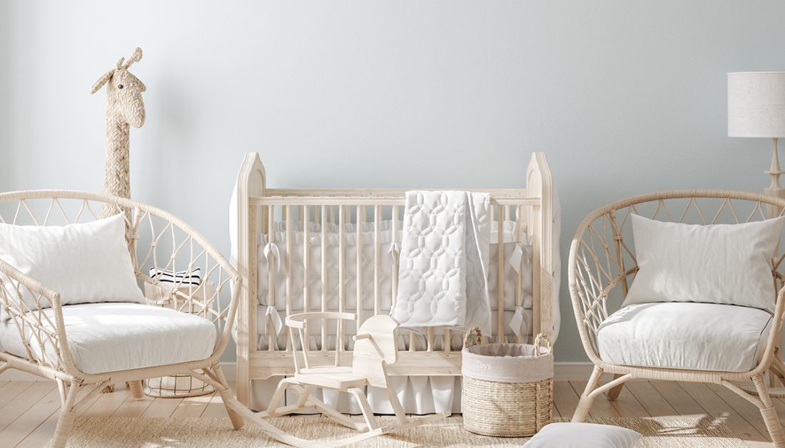 Babyzimmer Traum in hellen Farben für Mädchen & Jungen - Idee mit Babybett aus Holz & Rattansessel - Babybettdecke & Kissen - Babyzimmer Dekoration