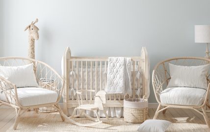 Babyzimmer Traum in hellen Farben für Mädchen & Jungen – Idee mit Babybett aus Holz & Rattansess...