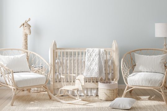 Babyzimmer Traum in hellen Farben für Mädchen & Jungen – Idee mit Babybett aus Holz & Rattansess...