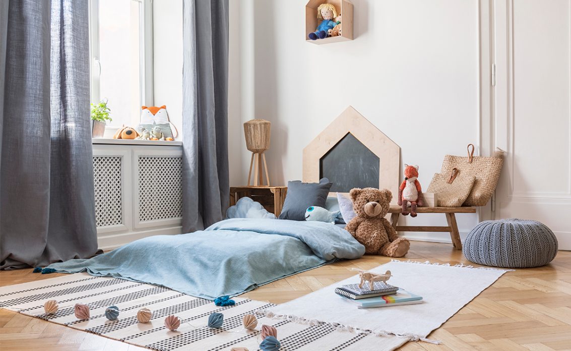 Kinderzimmer für Jungs Idee – Beispiel mit bodengleichen Kinderbett  Sitzkissen & Holzbank – Ru...