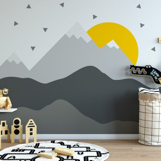 Kinderzimmer Idee mit kreativer Wandgestaltung - Bilderleisten für Dekoration - Runder Spielteppich für Kinder - Dekofiguren & Pflanzen