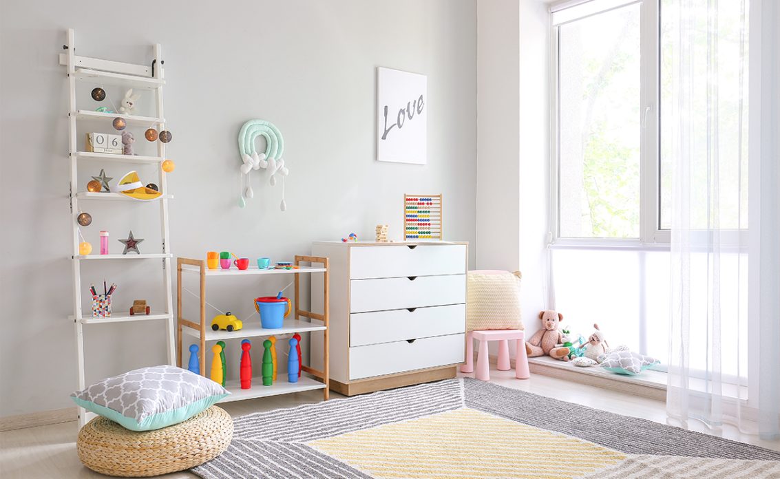 Einfache Kinderzimmer Gestaltungsidee – Beispiel mit weißen dekorierten Leiterregal  Schrank & Re...