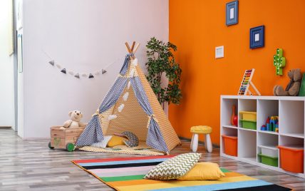 Kinderzimmer Wohnidee – Beispiel mit orangener Wandfarbe & Bilderrahmen als Wanddekoration – Wei...