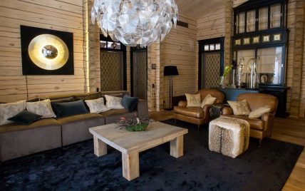 Idee für ein luxuriöses Wohnzimmer in einer Landhausvilla mit Holzvertäfelung – Beispiel mit gr...