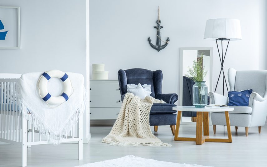 Mediterrane Babyzimmergestaltung mit blauen Dekoobjekten – Weißes Babybett & Sitzecke mit Ohrensesseln & Beistelltisch – Moderne Stehlampe