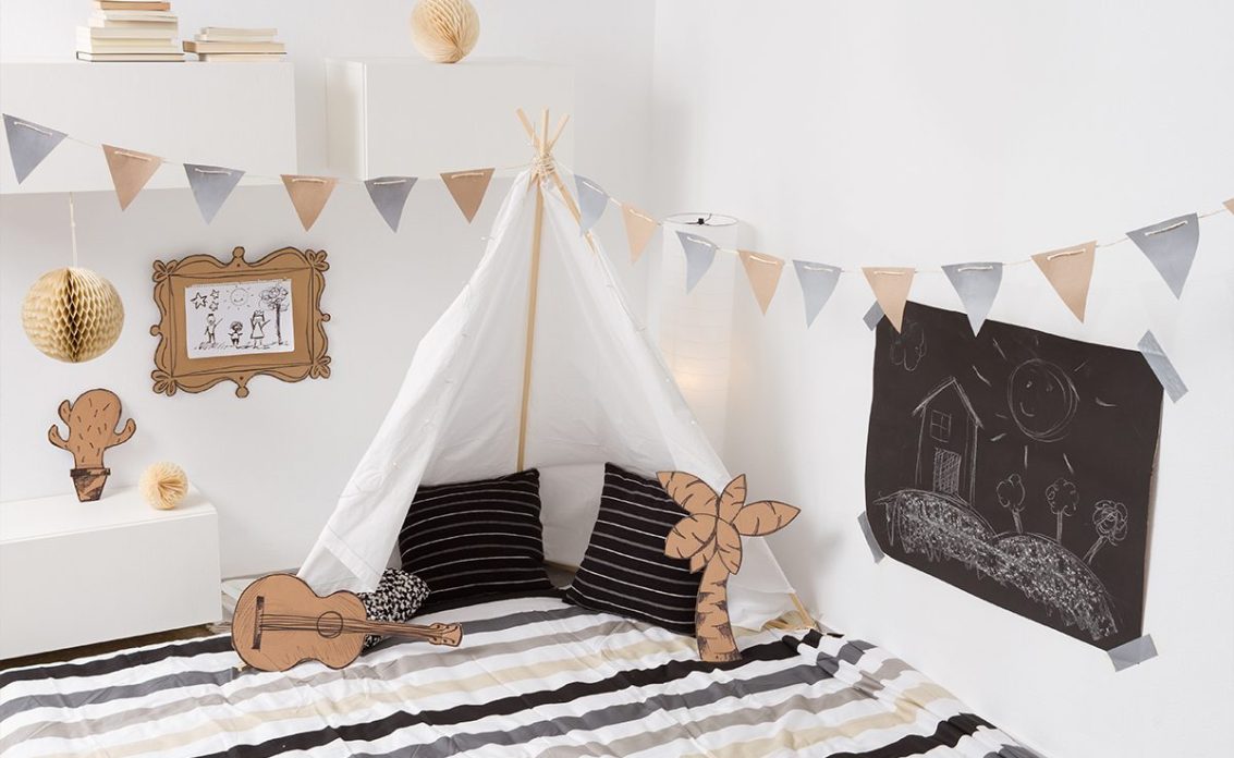Kinderzimmer Idee – Kleine Spielecke im Kinderzimmer mit Zelt & Kissen – weiße Wandregale – T...
