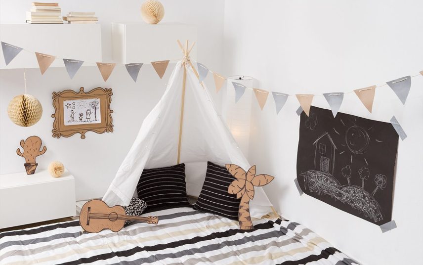 Kinderzimmer Idee – Kleine Spielecke im Kinderzimmer mit Zelt & Kissen – weiße Wandregale – Tafel & Bild als Wanddekoration – Deko Girlande