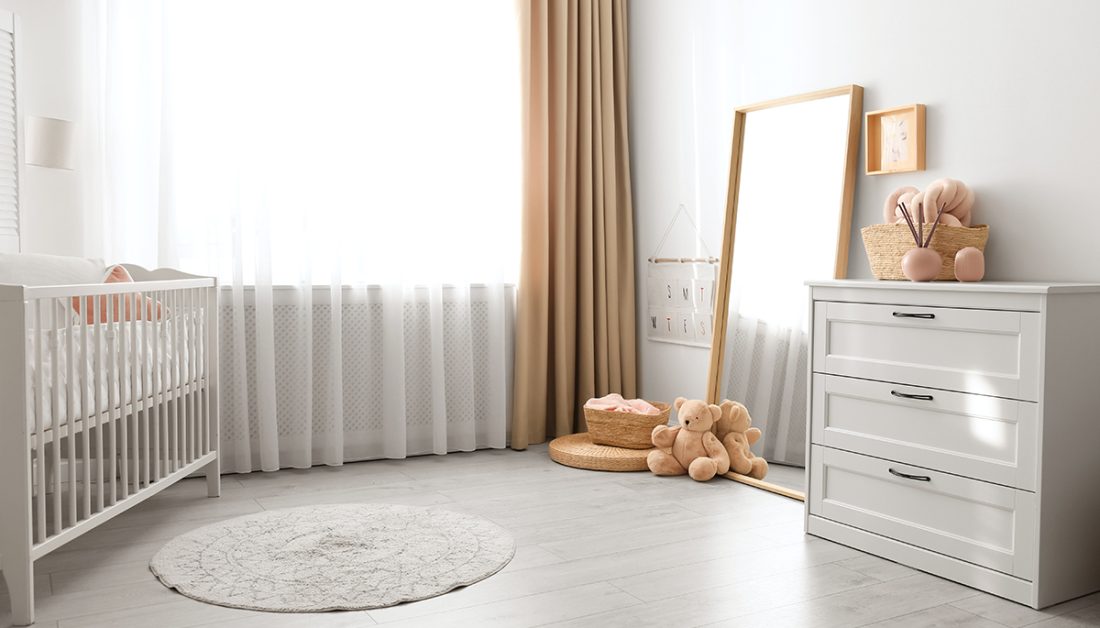 Moderne Idee für das Babyzimmer - Beispiel mit weißem Babybett & weißen Schrank - Spiegel mit Holzrahmen - weißer & beiger Vorhang