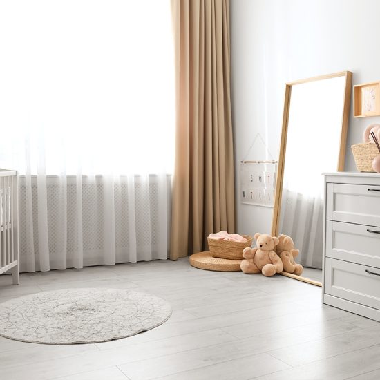 Moderne Idee für das Babyzimmer - Beispiel mit weißem Babybett & weißen Schrank - Spiegel mit Holzrahmen - weißer & beiger Vorhang