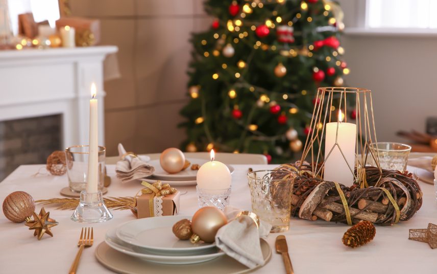 Idee für die Weihnachtstischdekoration & Adventsdeko auf dem Esstisch – Holzkranz mit Kerze – Teelichter mit runden Kerzen – Dekokugeln