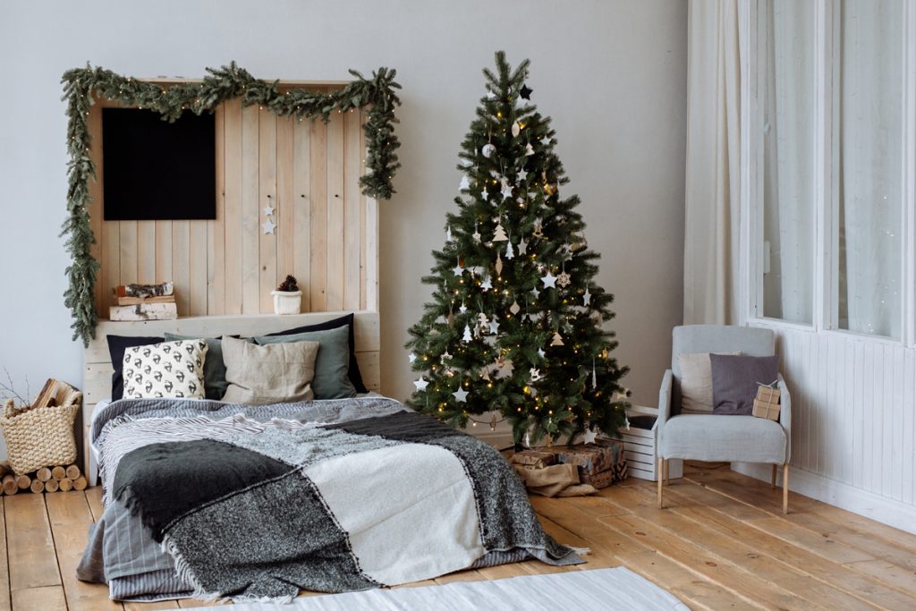 Weihnachtsbaum mit Papierschmuck im Schlafzimmer