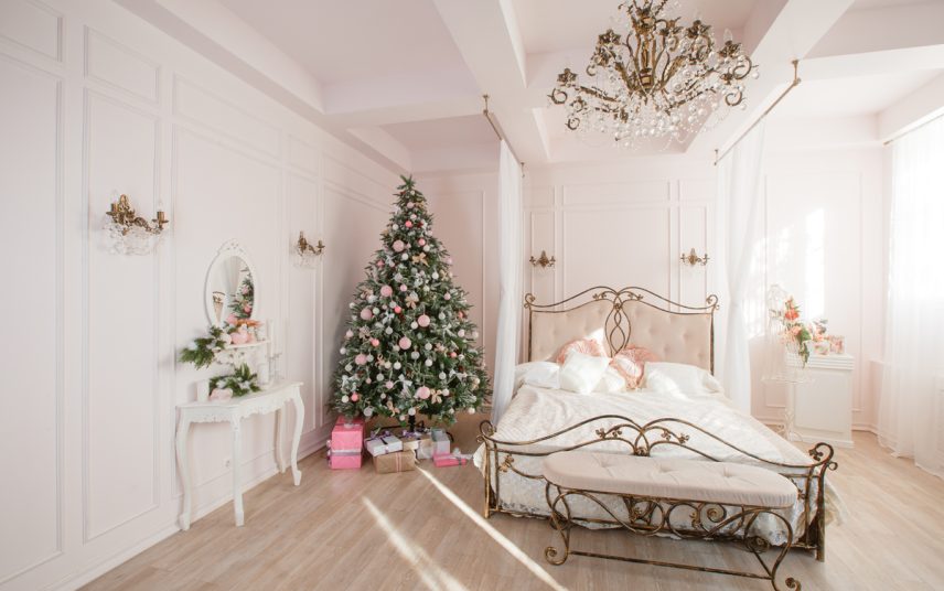 Schlafzimmer Idee im barocken Stil mit Weihnachtsdekoration – Beispiel mit großen Metallbett & Metallhocker – dekorierter Schminktisch mit Spiegel – Wandleuchten & Kronleuchter