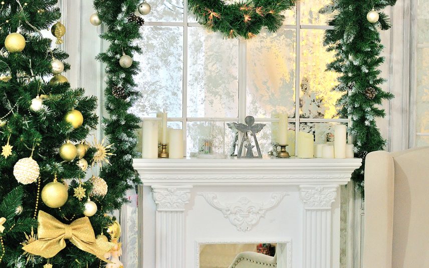 Fenster & Kamindekoration Idee für Weihnachten – Beispiel mit Kerzen  Kerzenständern & Engelfiguren auf dem Kaminrand – Weihnachtsgirlanden & Weihnachtsbaum mit Kugeln