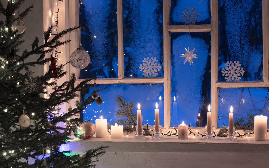 Fenster & Fensterbrett Weihnachtsdeko Idee – Beispiel mit Kerzen & Lichterkette – Weihnachtsbaum mit Dekokugeln – Deko-Schneeflocken am Fenster