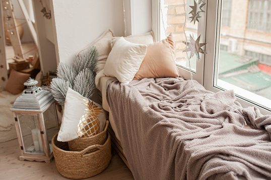 Fensterbrett Idee als Sitzbereich mit Winterdekoration – Beispiel mit gemütichen Kissen & Decke �...