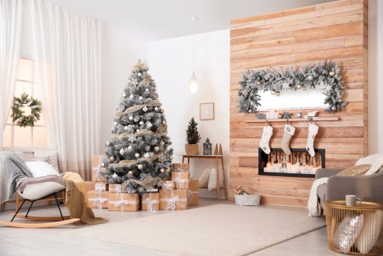 Moderne Wohnzimmer-Einrichtung mit Weihnachtsdekoration – Idee mit Nikolausstiefeln am Kamin- Gesc...