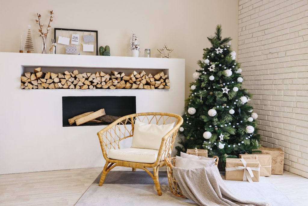 Helles Wohnzimmer mit weiß dekoriertem Weihnachtsbaum