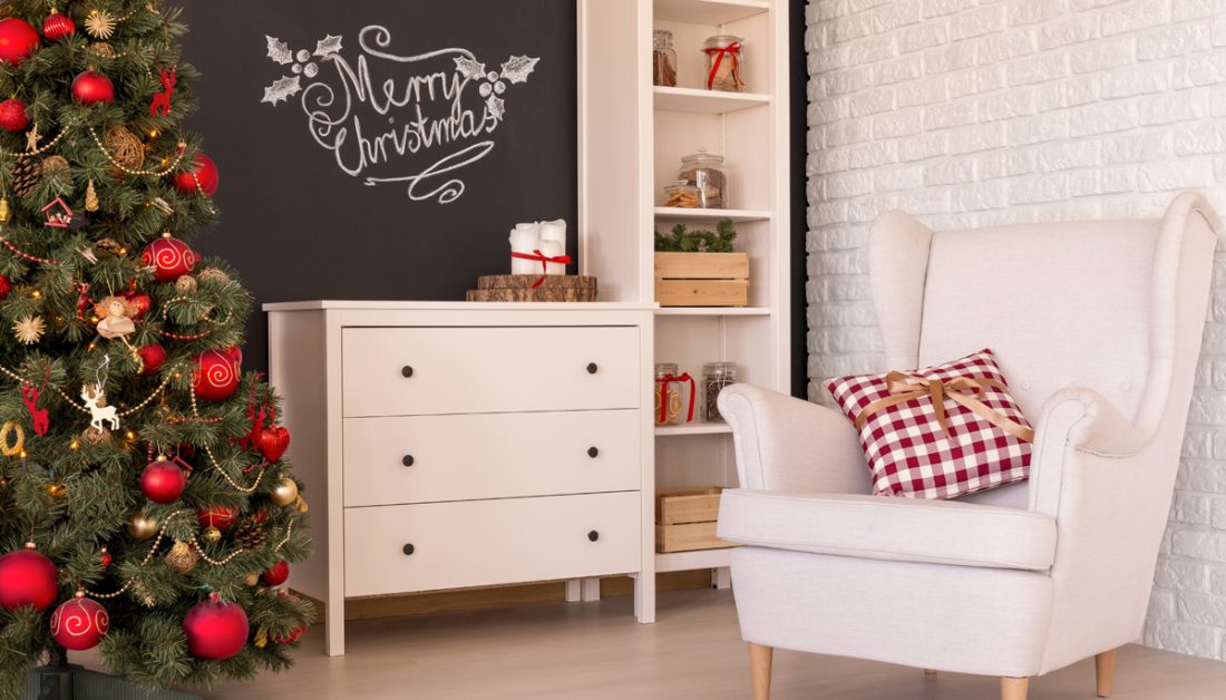 Weihnachtsdeko Idee - Sitzbereich mit Ohrensessel & weißen Möbeln im Landhausstil - Weihnachtsbaum mit roten Weihnachtsbaumkugeln