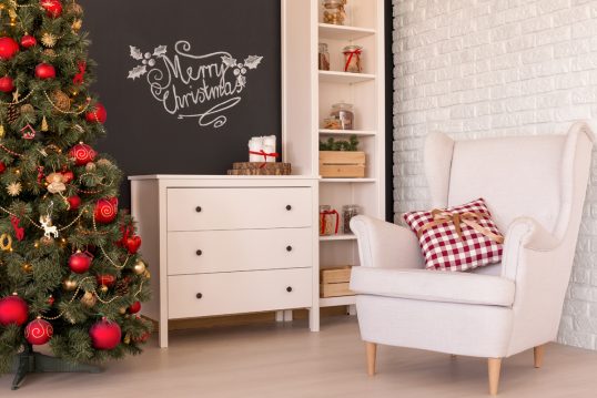 Weihnachtsdeko Idee – Sitzbereich mit Ohrensessel & weißen Möbeln im Landhausstil – Weihnachts...