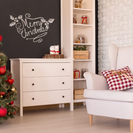 Weihnachtsdeko Idee - Sitzbereich mit Ohrensessel & weißen Möbeln im Landhausstil - Weihnachtsbaum mit roten Weihnachtsbaumkugeln
