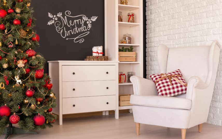 Weihnachtsdeko Idee – Sitzbereich mit Ohrensessel & weißen Möbeln im Landhausstil – Weihnachtsbaum mit roten Weihnachtsbaumkugeln