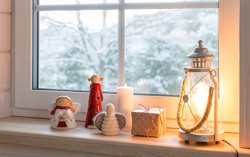Weihnachtsdeko Idee für die Fensterbank – Stimmungsvolles Licht mit einer Laterne – Weihnachtsengel Figuren & Kerze