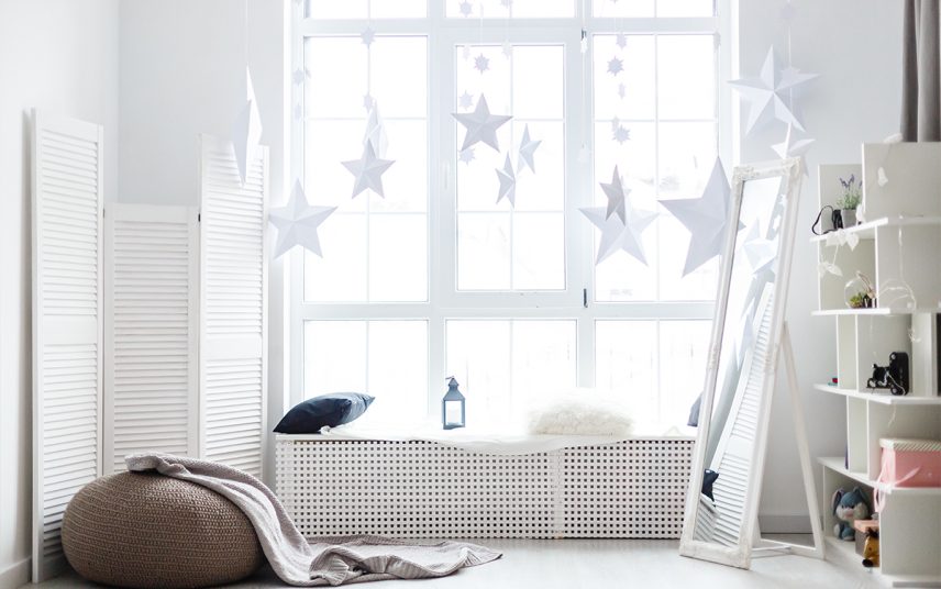 Fensternische mit Winterdeko & Weihnachtsdeko – Beispiel mit Decke  Kissen & Laterne auf der Fensterbank – weißer Standspiegel & Regal – Sitzkissen