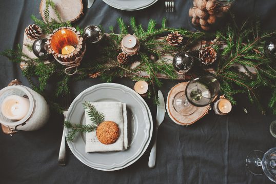 Einfache Tischdeko Idee für Weihnachten – Inspiration mit dunkler Tischdecke  Kerzen  Windlicht &...