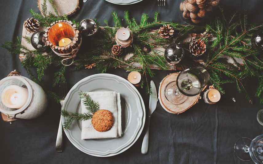 Einfache Tischdeko Idee für Weihnachten – Inspiration mit dunkler Tischdecke  Kerzen  Windlicht & Tannenzweigen