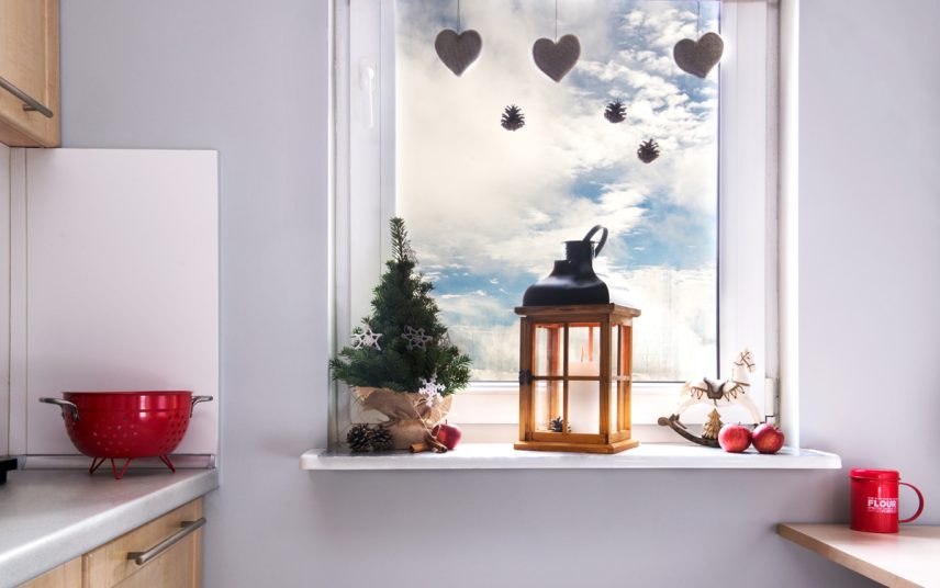 Wohnidee – Fenster & Fensterbank in der Küche mit Weihnachtsdekoration – Beispiel mit Laterne aus Holz  Weihnachtskugeln  Weihnachtsfigur & kleinen Weihnachtsbaum
